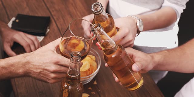 rehabs-shutter367064015-group-of-friends-drinking-alcohol