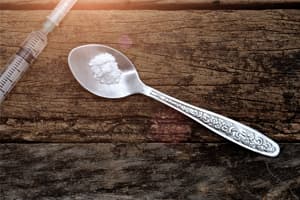 spoon with powder and needle